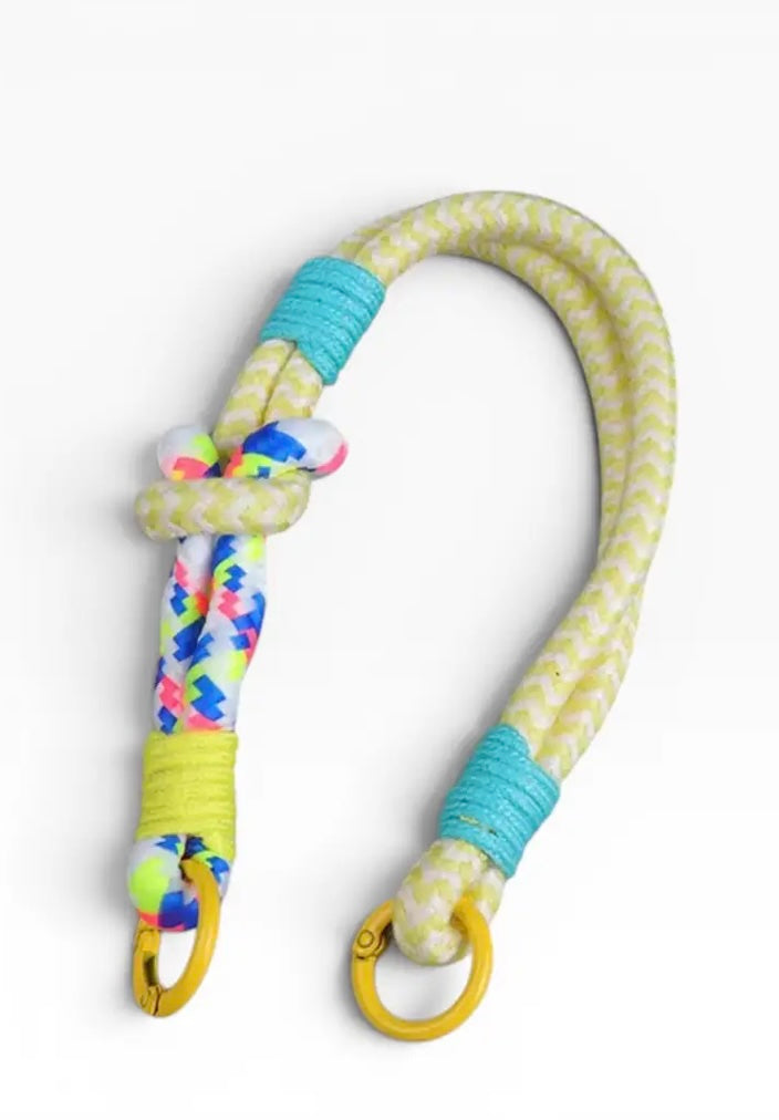 LEY! Schlüsselanhänger – Handy-Kette „LUJA“ in Blau-Weiß mit Metallringen, gefertigt aus robustem Seil.