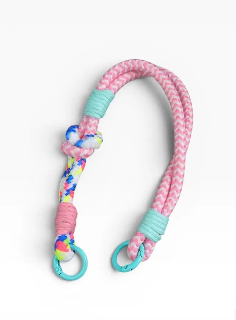 LEY! Schlüsselanhänger – Handy-Kette „LUJA“ in Schwarz-Weiß, inspiriert von bunten Hundeleinen mit blauen Details.