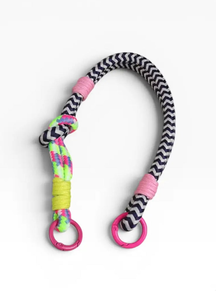 Schlüsselanhänger – Handy-Kette „LUJA“ von LEY! mit buntem Seil, pinkfarbenen Ringen und Neon-Akzenten auf weißem Hintergrund.