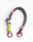 Schlüsselanhänger – Handy-Kette „LUJA“ von LEY! mit buntem Seil, pinkfarbenen Ringen und Neon-Akzenten auf weißem Hintergrund.