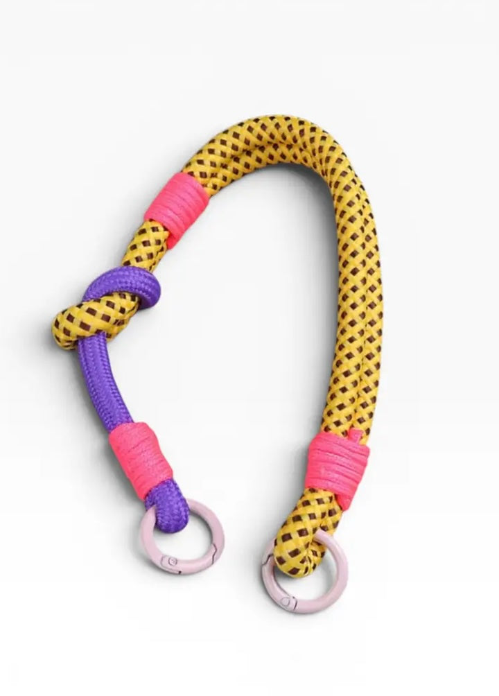 LEY! Schlüsselanhänger – Handy-Kette „LUJA“ in Beige-Orange mit zwei Metallringen, funktional und stilvoll.