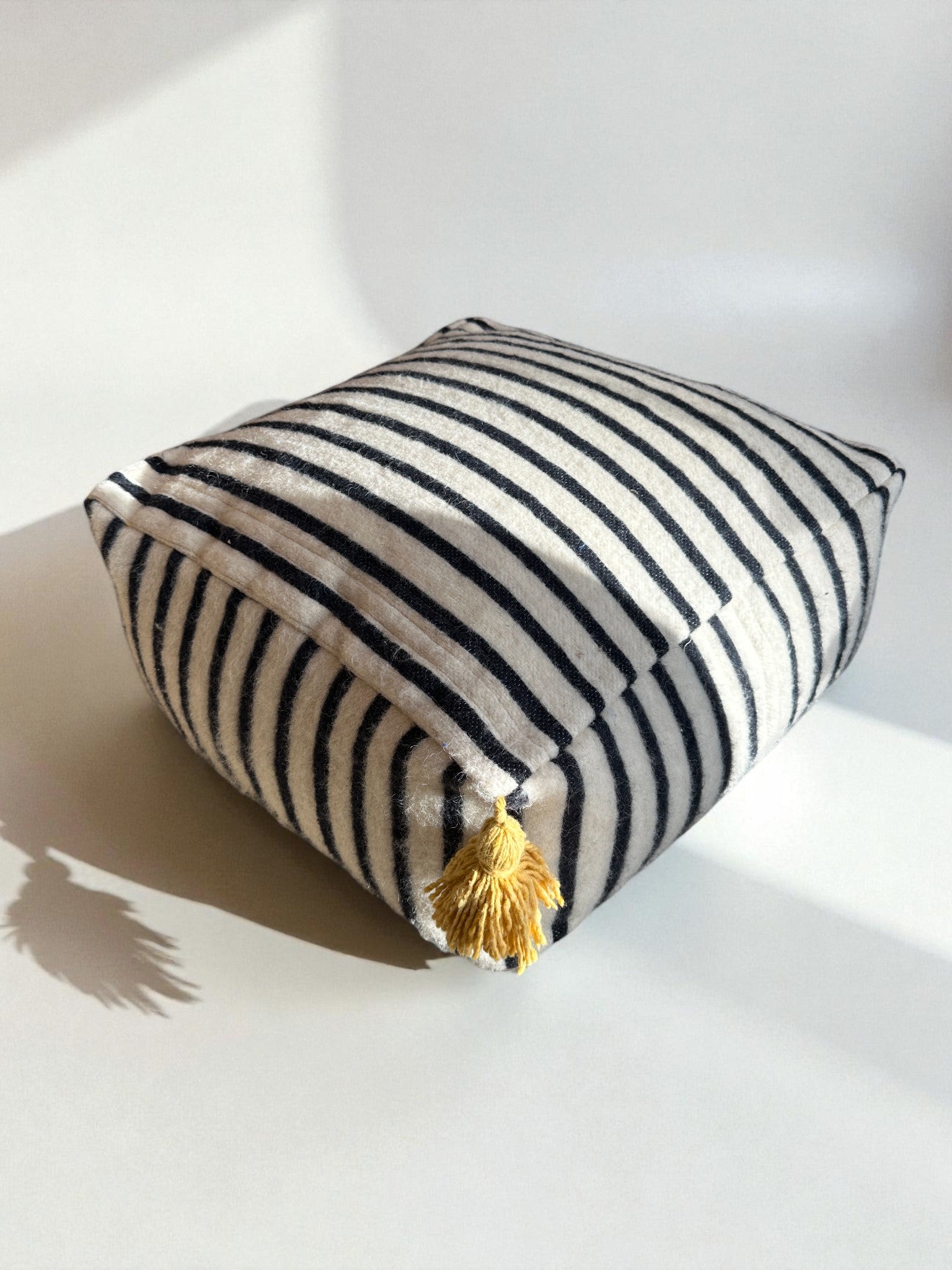 handgenähtes bodenkissen aus schurwolle von ley aus muenchen 