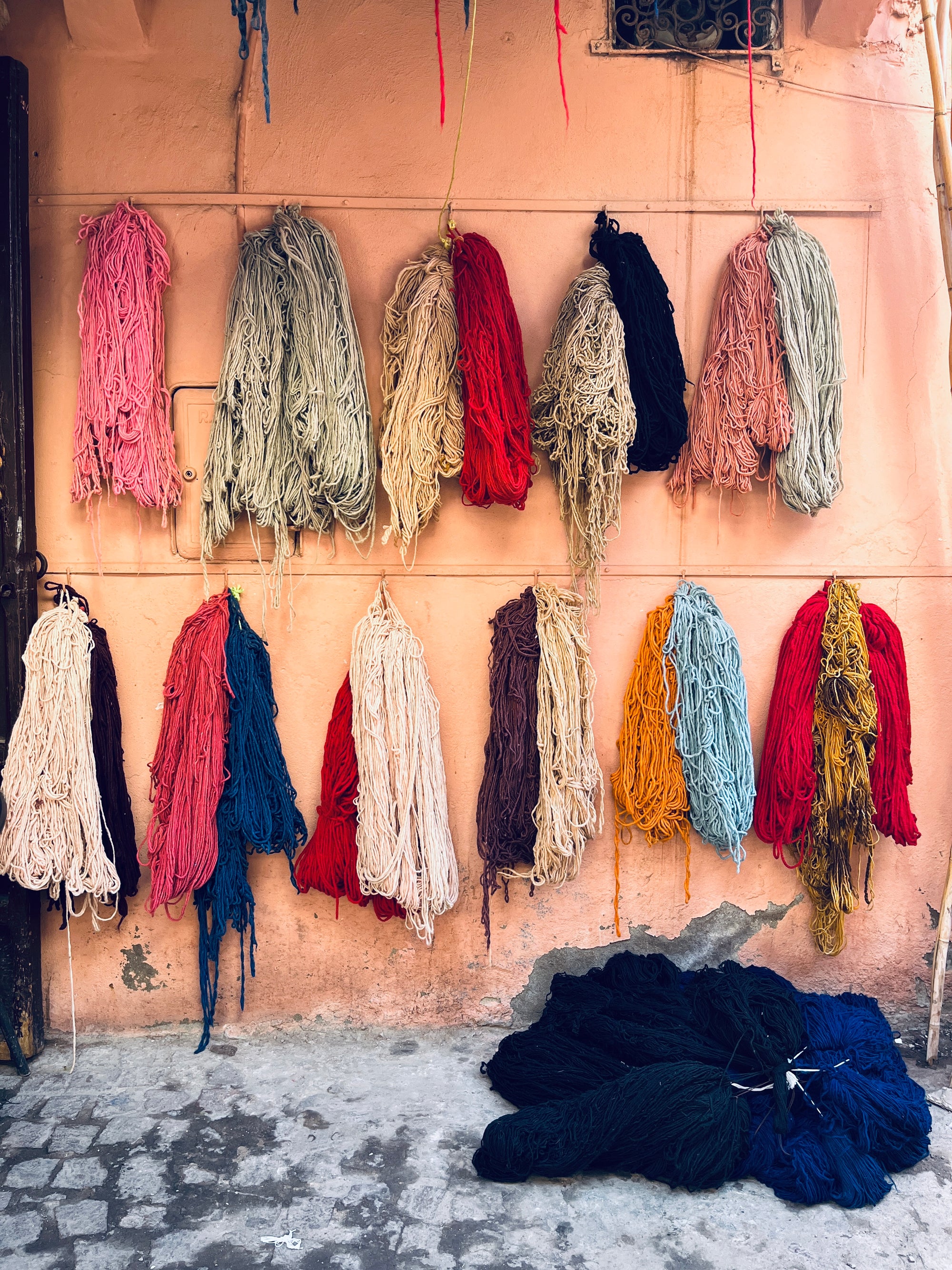 gefärbte wolle fuer die weiterverabeitung zu kissen teppichen und bodenkissen von ley muenchen 