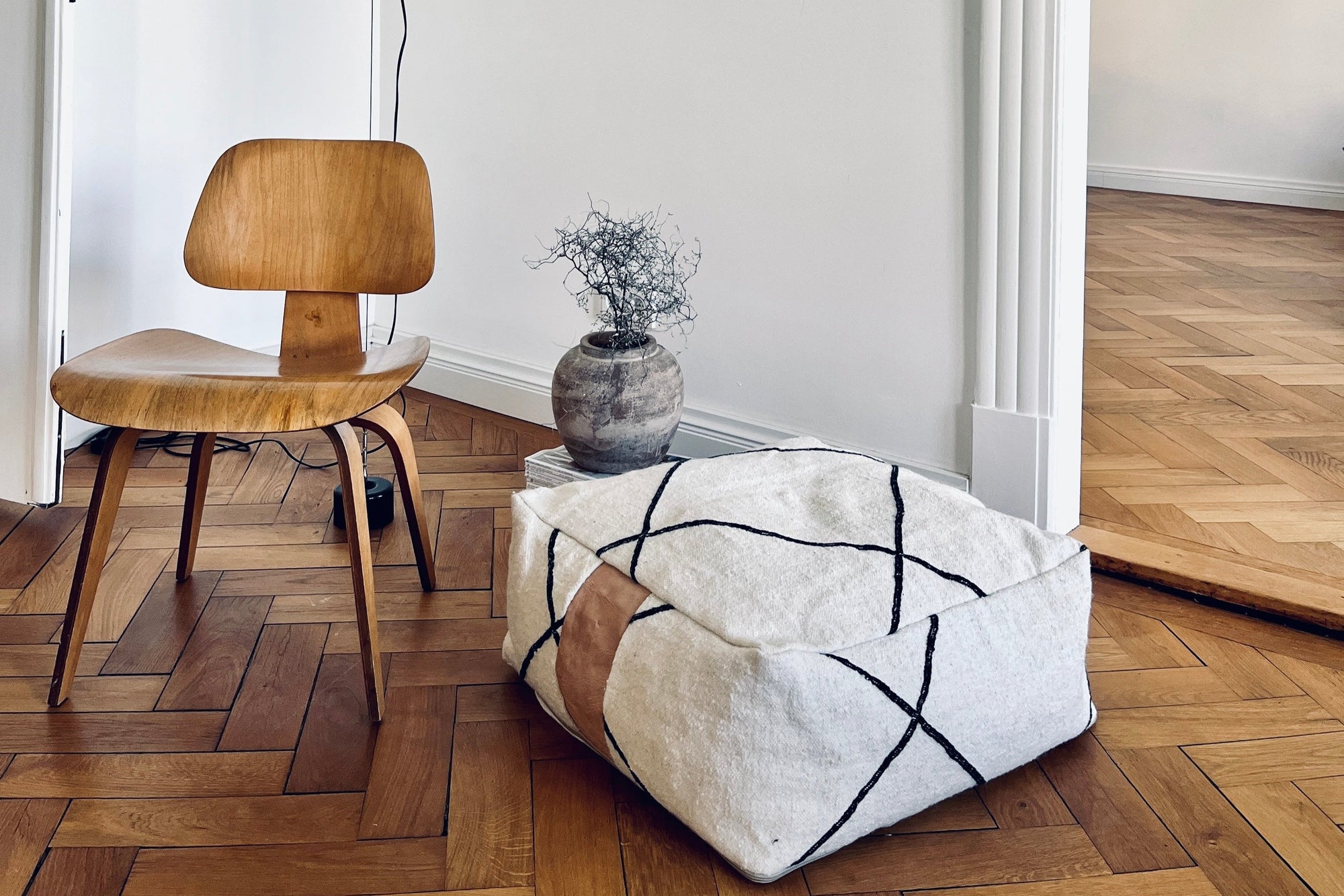 bodenkissen und kissen von ley in designerwohnung in muenchen