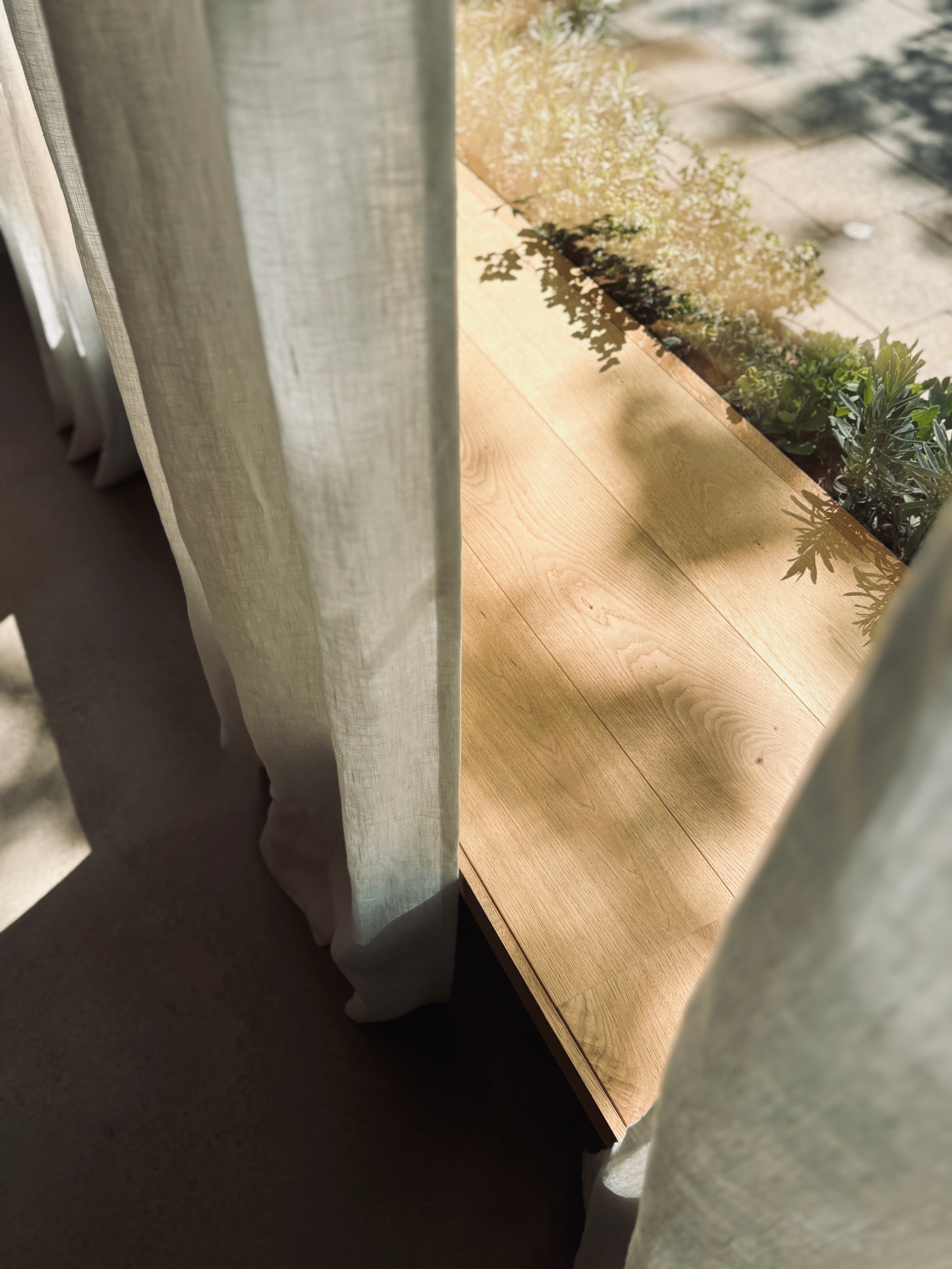 Minimalistische Eventlocation München – weiße Wände, Gardinen und lichtdurchfluteter Raum