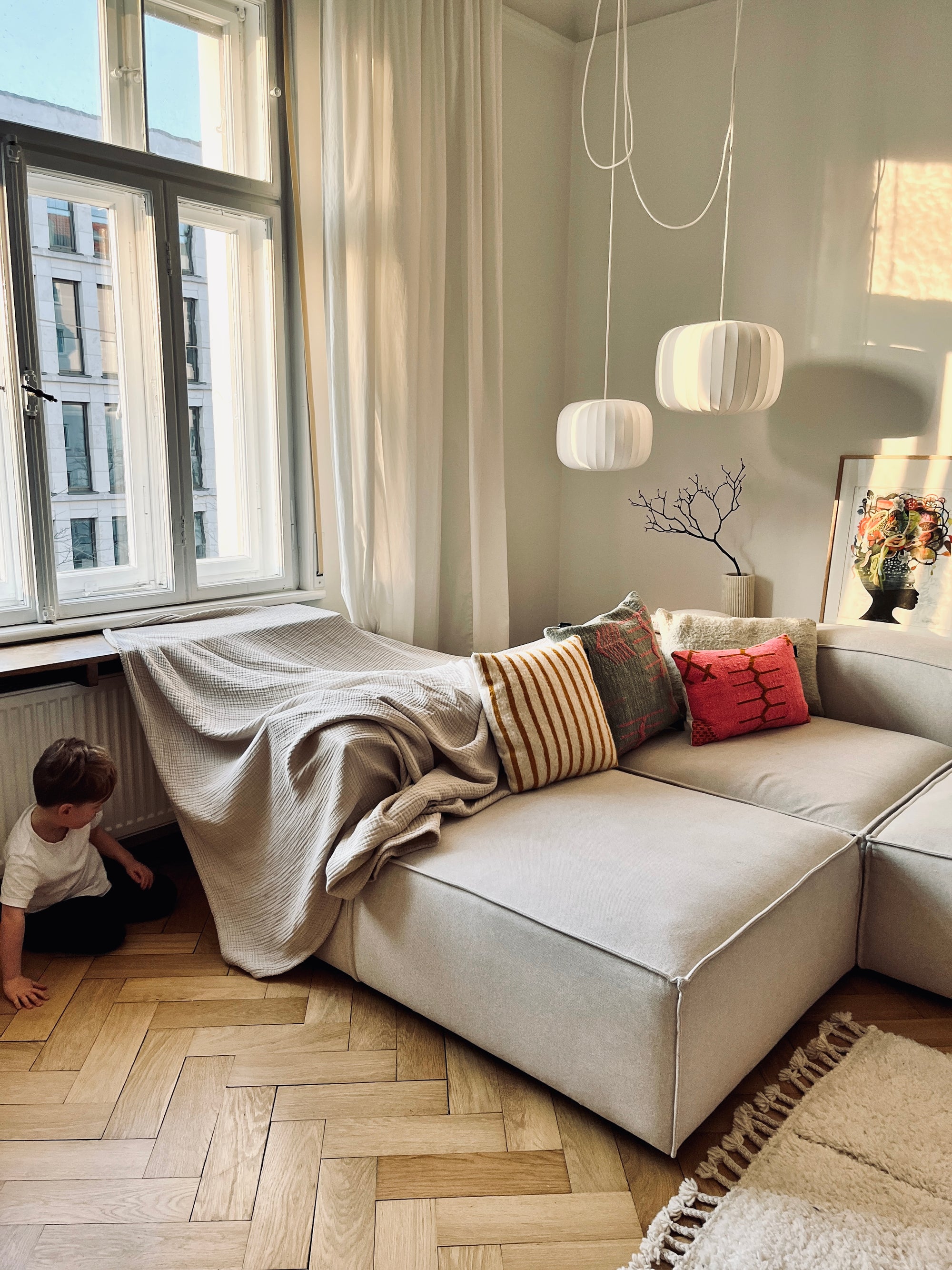 sofakissen von ley auf couch von westwing in altbauwohnung 
