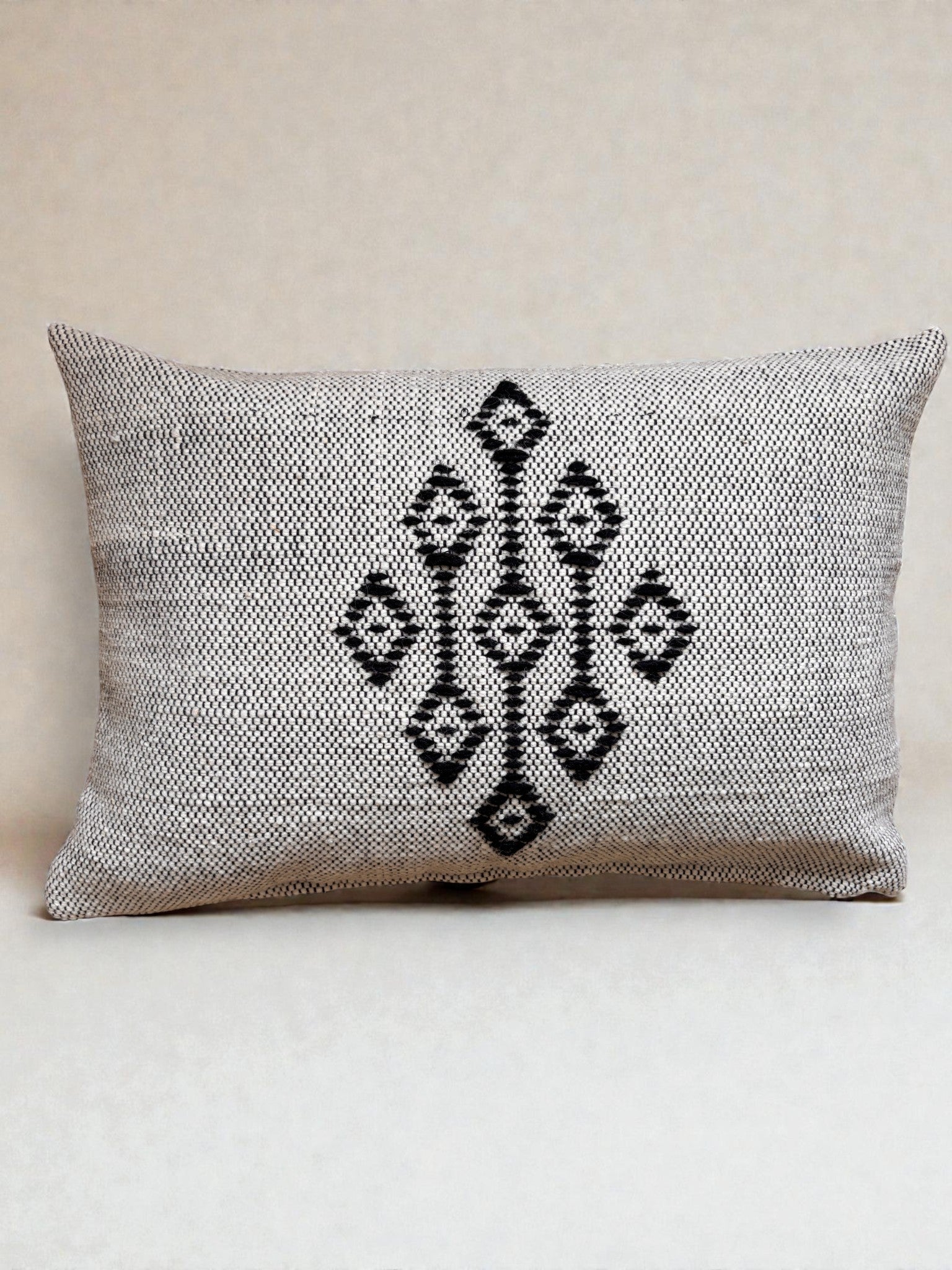 handbesticktes kissen aus schurwolle in schwarz-weiß von ley aus muenchen 
