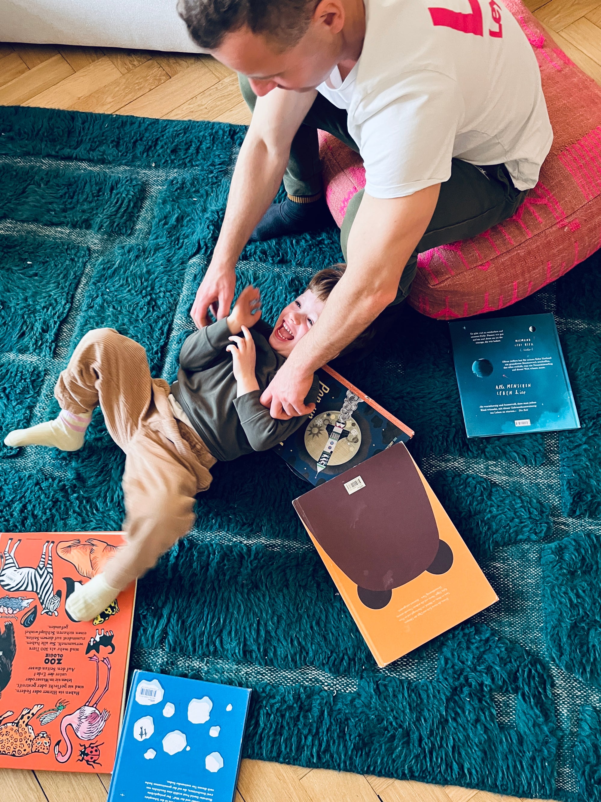 junge auf handgefertigtem berberteppich von ley