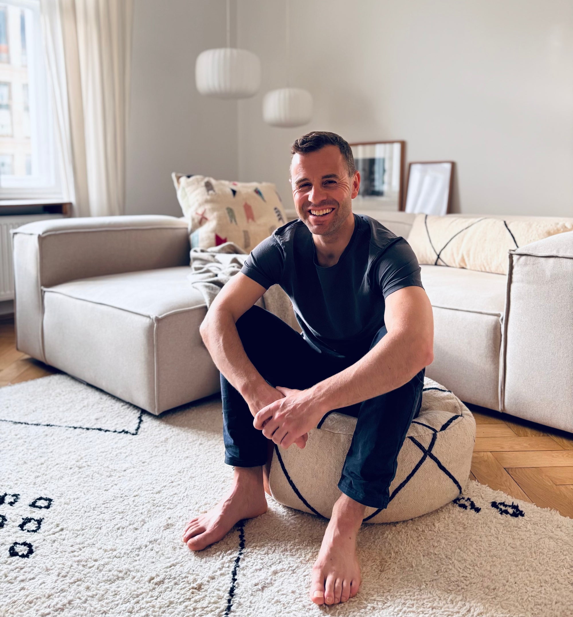 ley gründer timur auf einem seiner bodenkissen