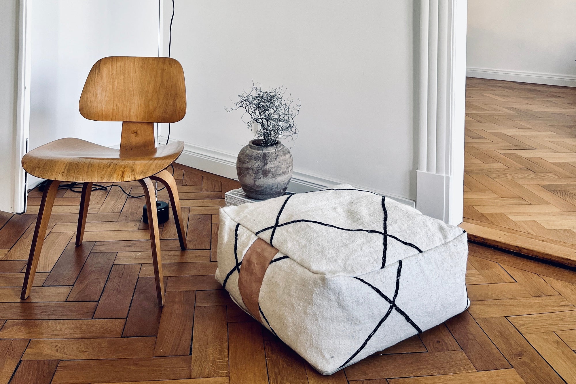 bodenkissen sitzkissen und pouf handgefertigt aus wolle von ley muenchen