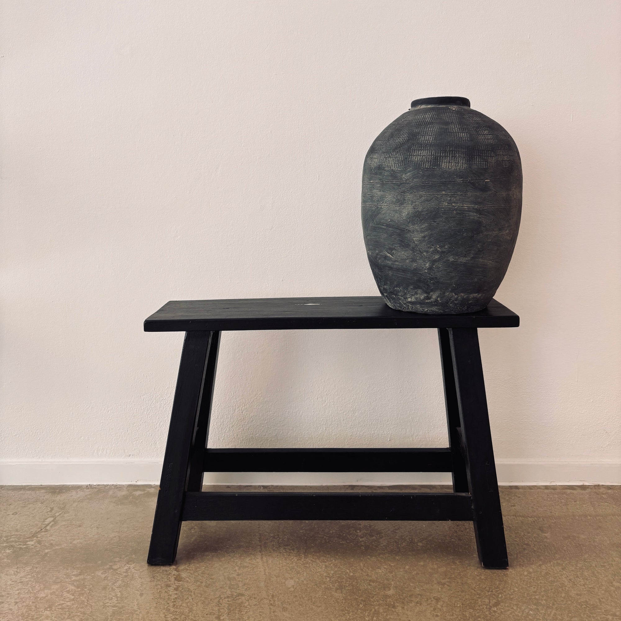 Minimalistische schwarze Holzbank optinal dazubuchen