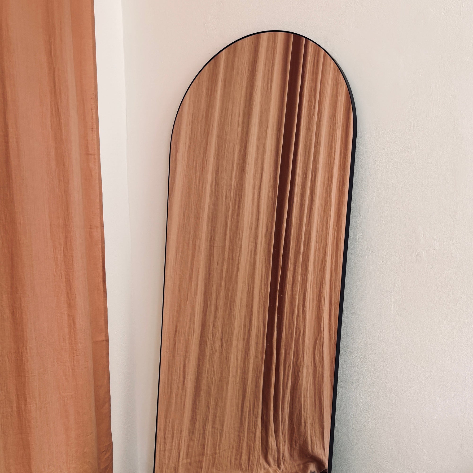 Pop up Flaeche mit minimalistischen Moebeln zum lexiblen einrichten des Raumes