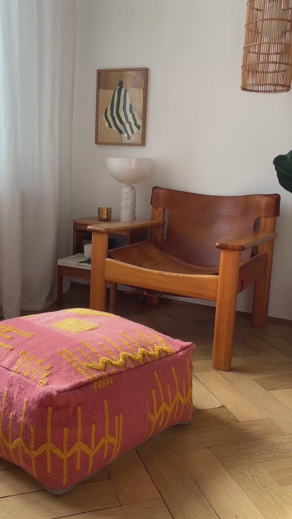 Handgefertigte Berber Bodenkissen aus Schurwolle in verschiedenen Farben und Mustern – Boho Sitzkissen im Wohnzimmer in Nutzung