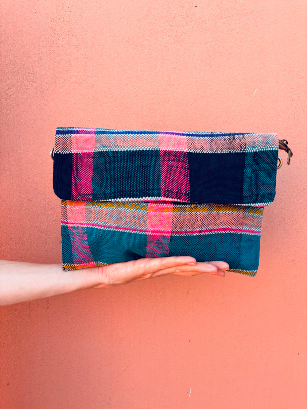handgenähte clutch tasche von ley aus marrokanischem vintagestoff 