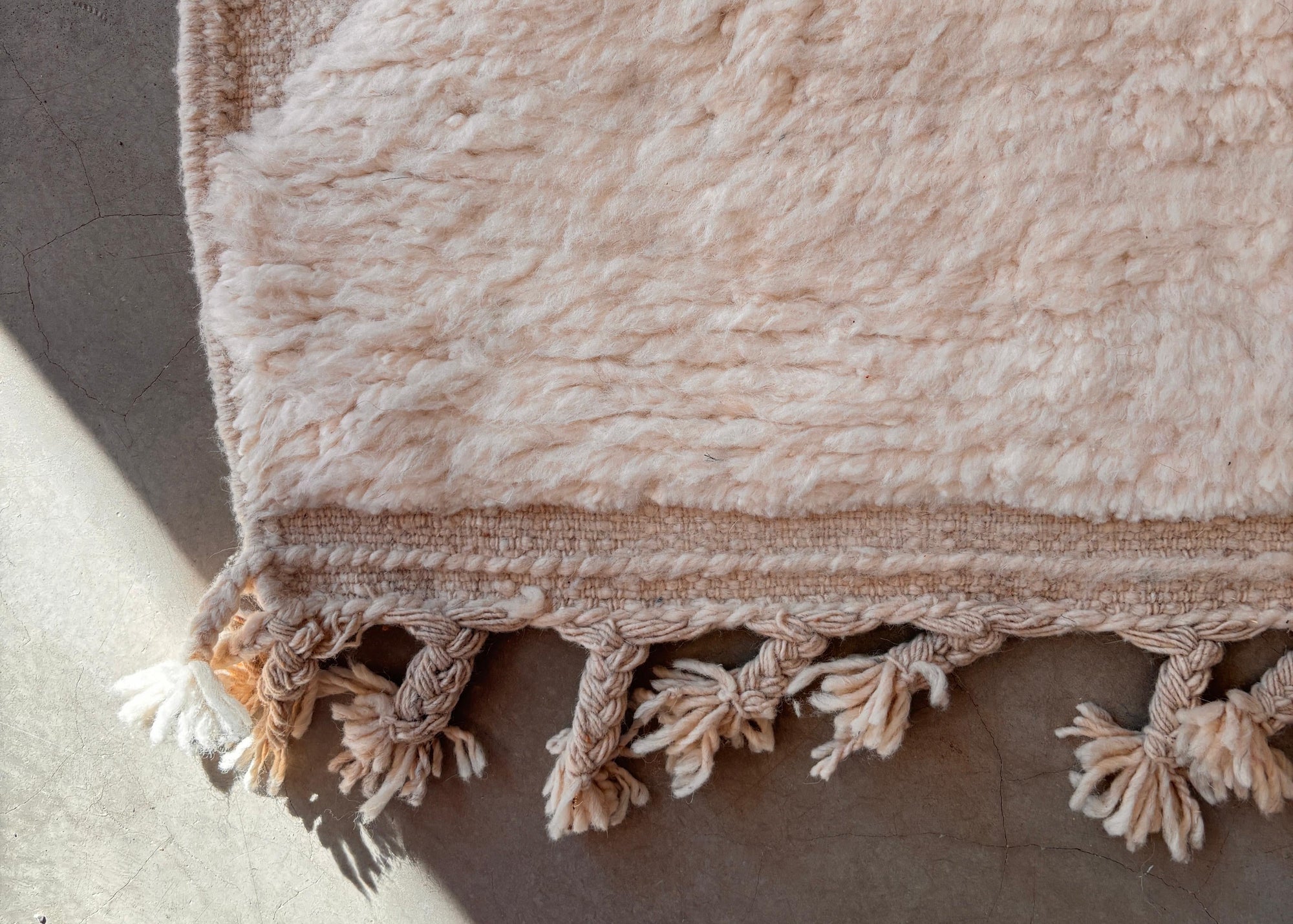 weißer teppich aus schurwolle von ley muenchen 