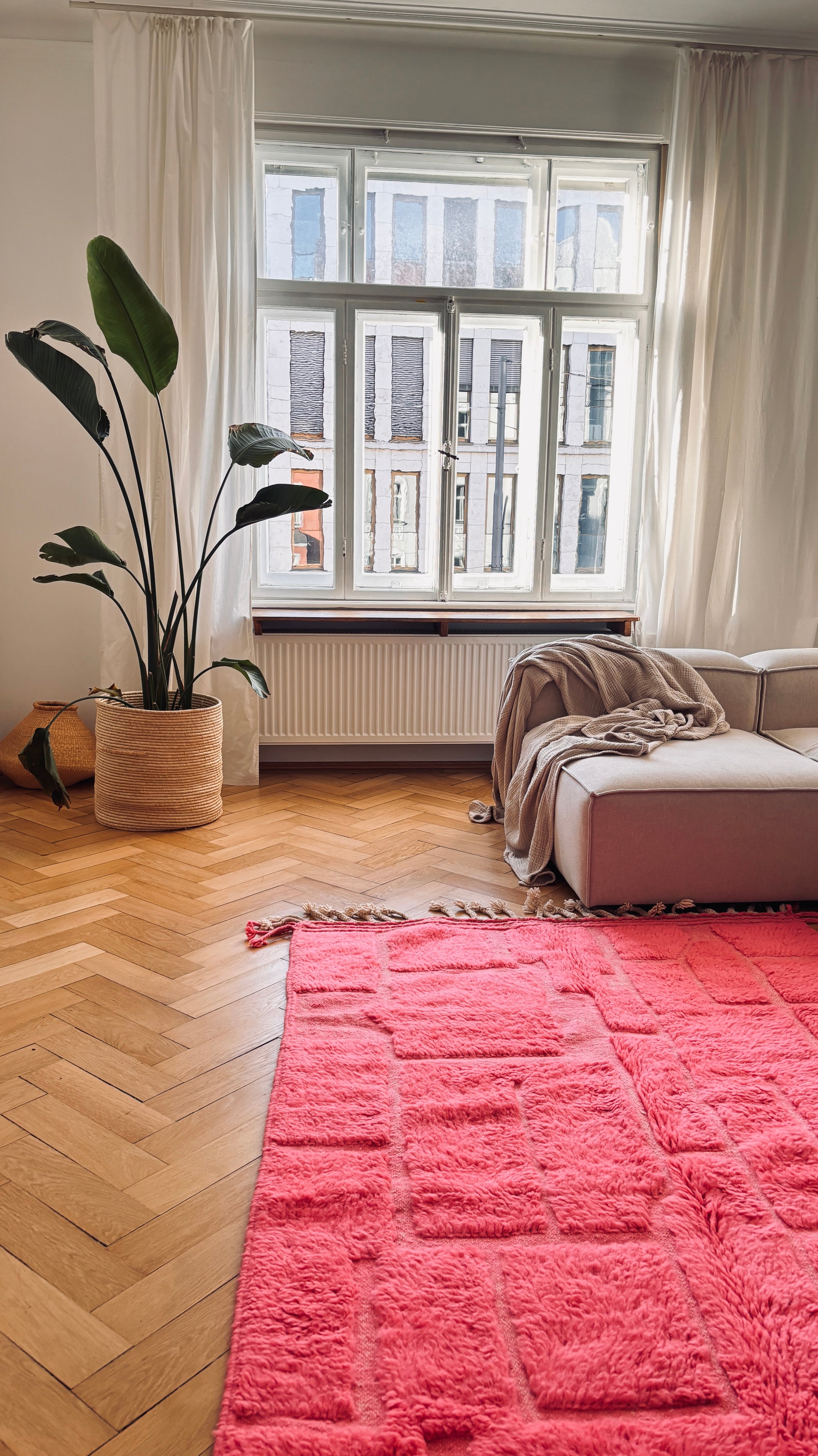 azilal oder berberteppich in pink von ley in altbauwohnung